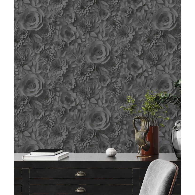 Graue Blumentapete an der Wand