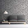 Graue Blumentapete mit Sofa und Tisch