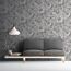 Graue Blumentapete mit Sofa und Tisch