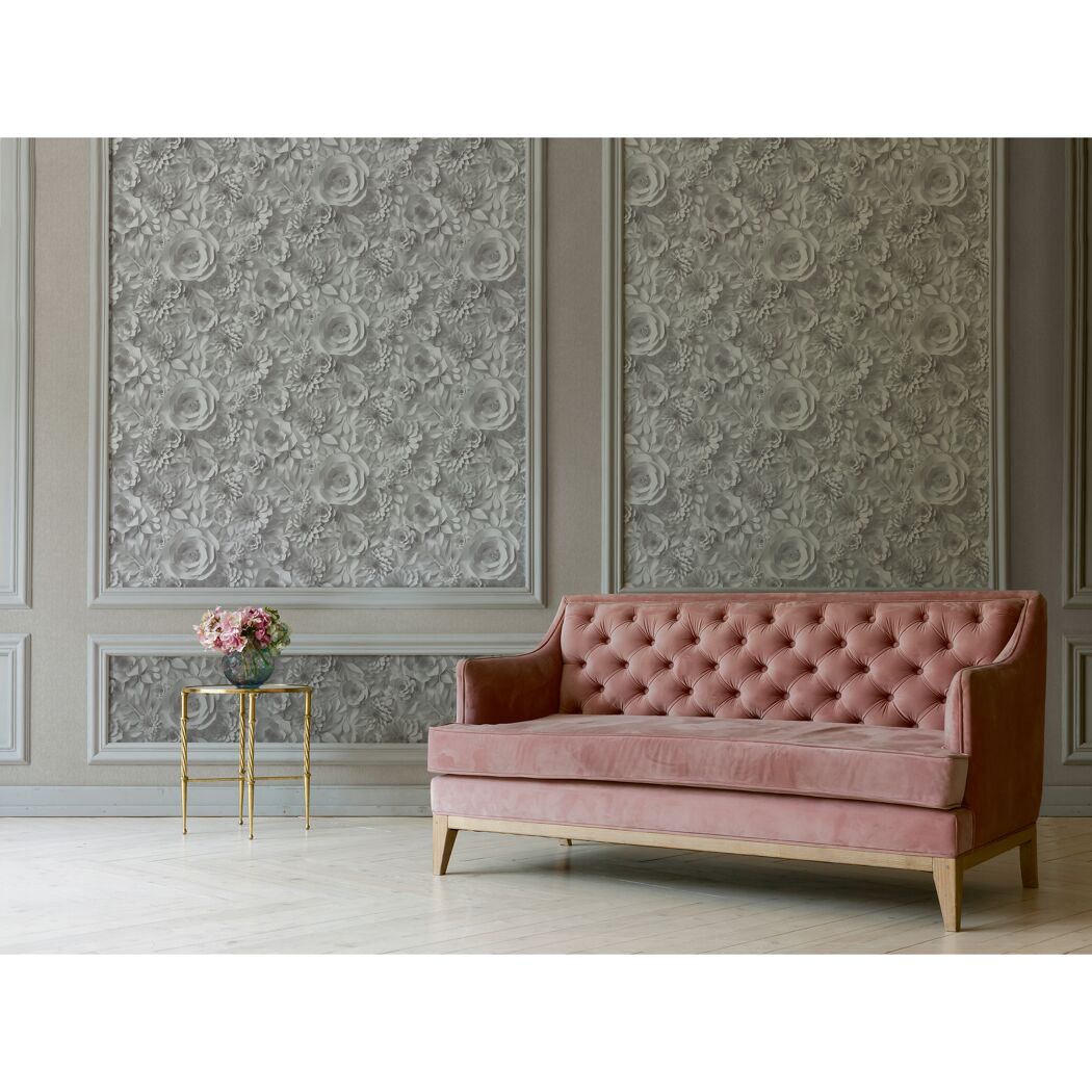 Rosafarbenes Sofa vor grauer Blumentapete