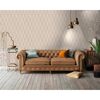 Wohnzimmer mit braunem Ledersofa und gemusterter Tapete