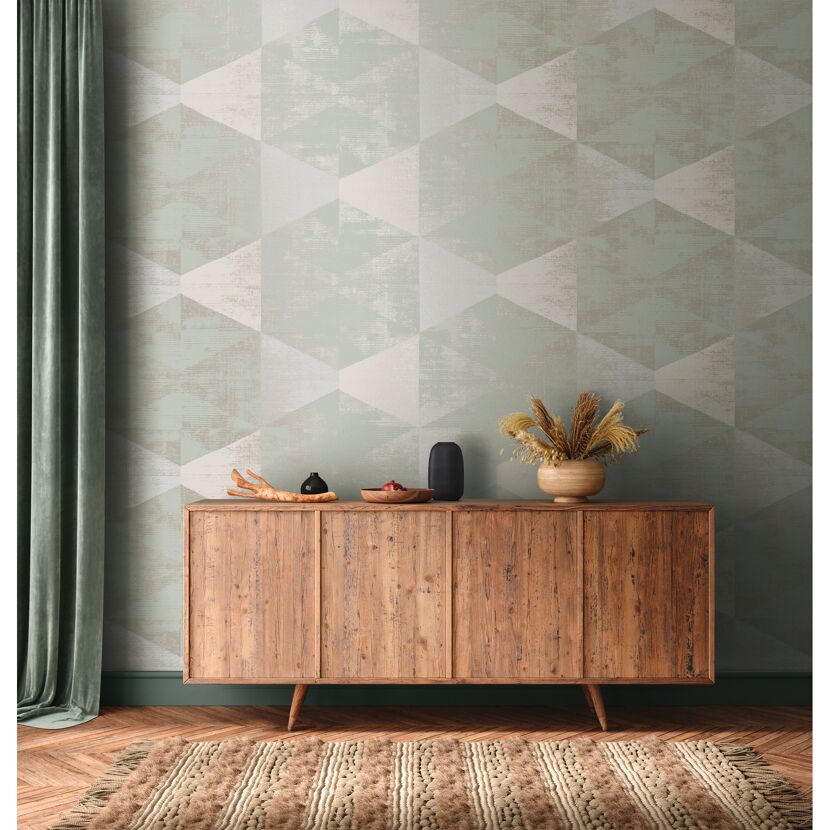 Wohnzimmer mit gemusterter Tapete und Holzkommode