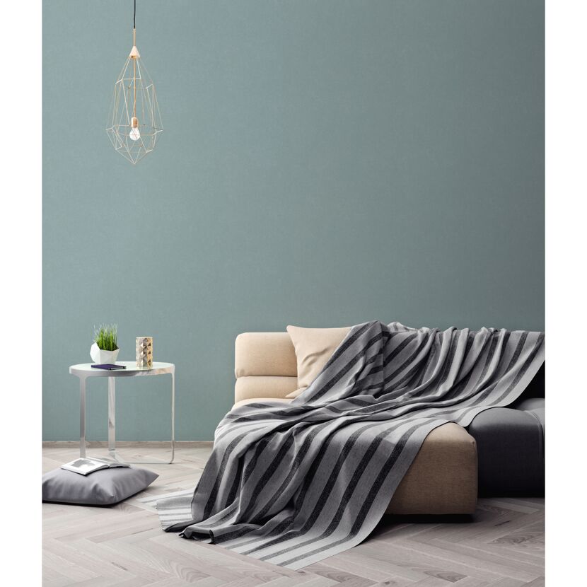 Sofa mit Decke und Beistelltisch im Wohnzimmer