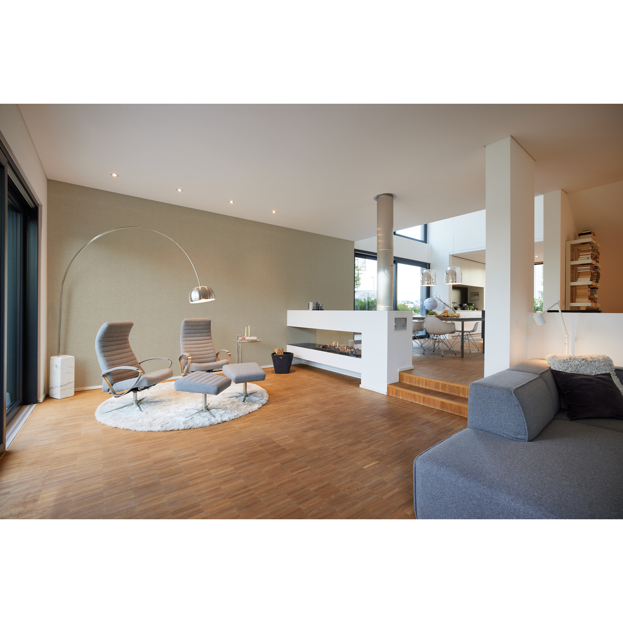Wohnzimmer mit beiger Tapete und Kamin