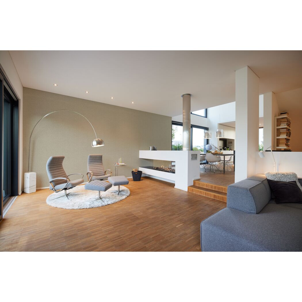 Wohnzimmer mit beiger Tapete und Kamin