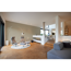Wohnzimmer mit beiger Tapete und Kamin