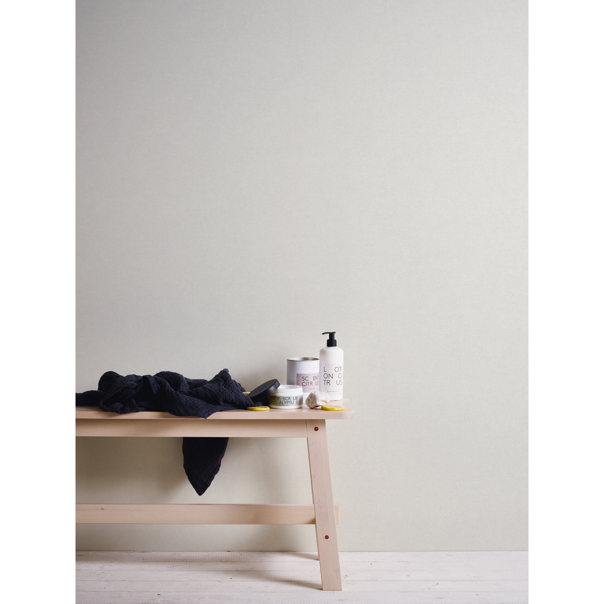 Handtuch, Dose und Flasche auf einer Holzbank