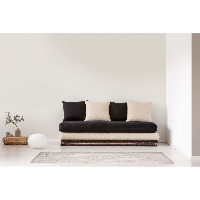 Futon Sofa mit schwarzen und beigen Kissen