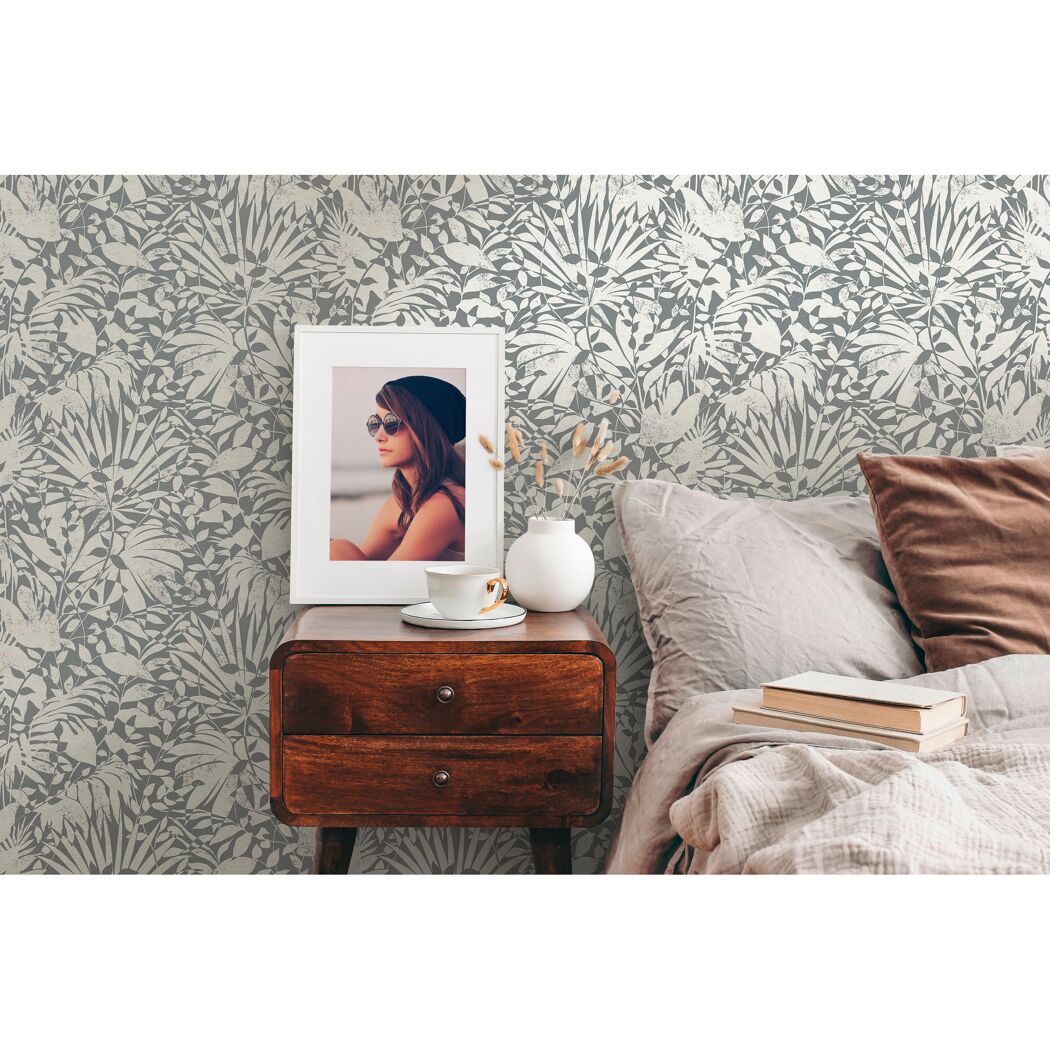 Schlafzimmer mit grauer Blumentapete
