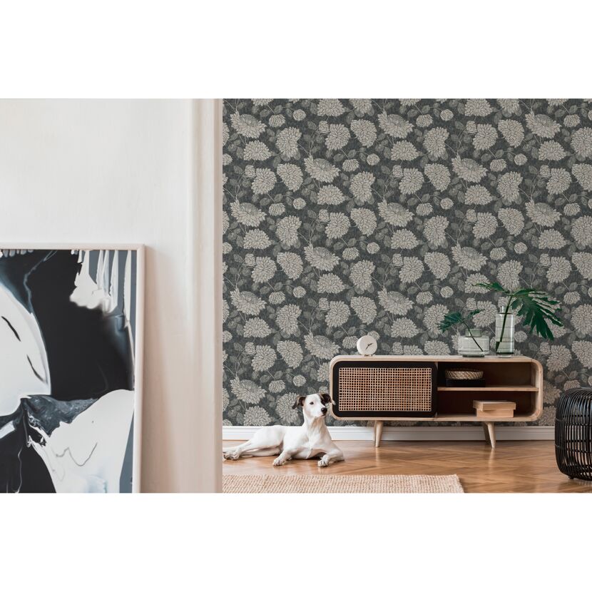 Wohnzimmer mit Hund und grauer Blumentapete