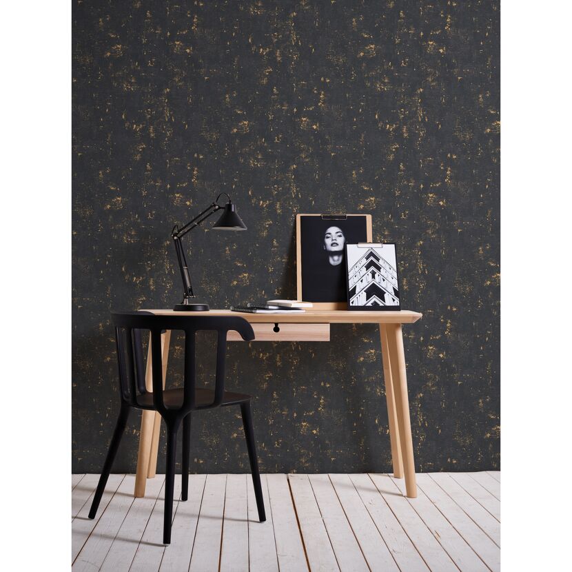 Schwarze Tapete mit goldenen Akzenten an der Wand