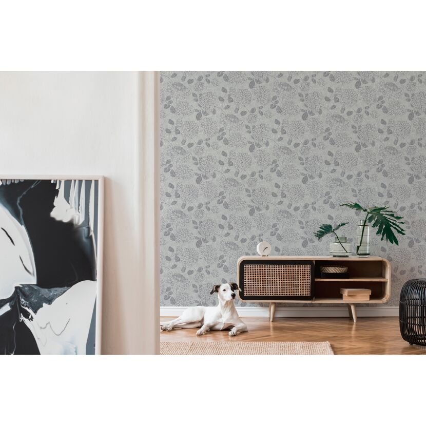 Wohnzimmer mit grauer Blumentapete und Hund