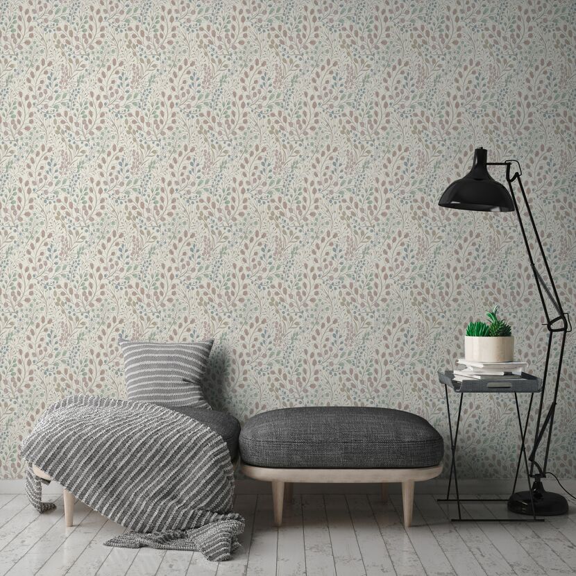 Wohnzimmer mit floral gemusterter Tapete
