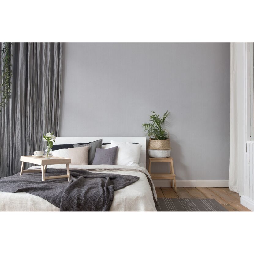 Modern eingerichtetes Schlafzimmer in Grau