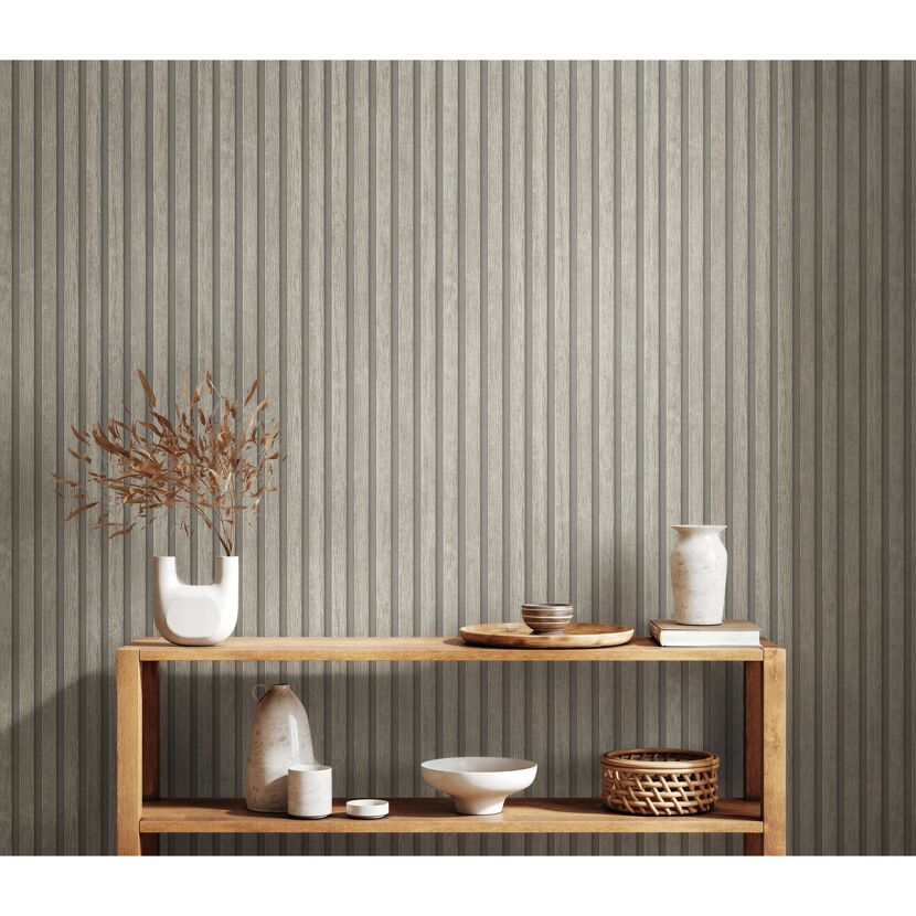 Holzregal mit Deko vor einer grauen Wand.