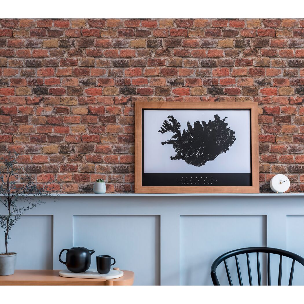 Wand mit Vliestapete Wood Stone Backstein Rot, darauf ein gerahmtes Bild von Island