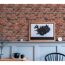 Wand mit Vliestapete Wood Stone Backstein Rot, darauf ein gerahmtes Bild von Island