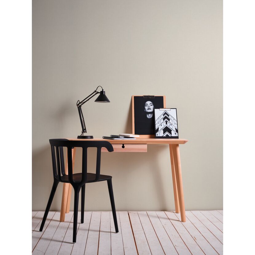 Schreibtisch mit Lampe und Bildern, Vliestapete Cuba Uni Leinen im Hintergrund