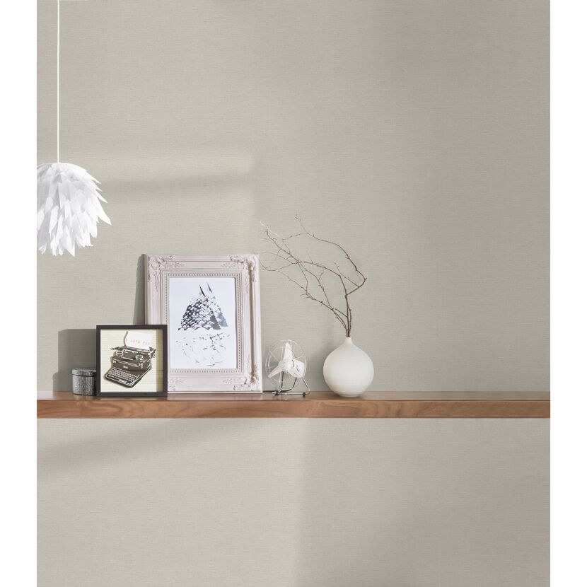 Beige Vliestapete "Pint Walls Uni Leinen" an der Wand