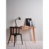 Schreibtisch mit Lampe, Bildern und Stuhl
