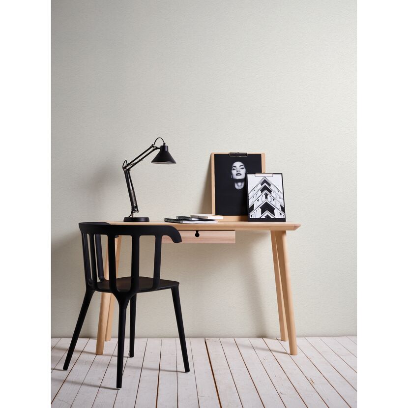Schreibtisch mit Lampe, Bildern und Stuhl
