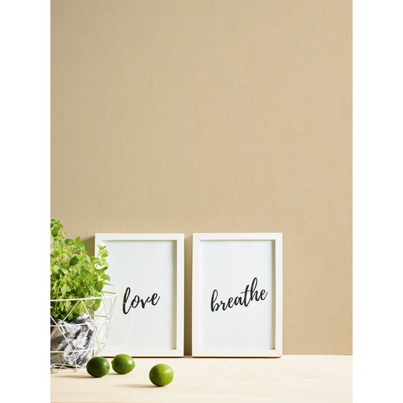 Zwei gerahmte Kunstdrucke mit den Worten Liebe und Atmen.