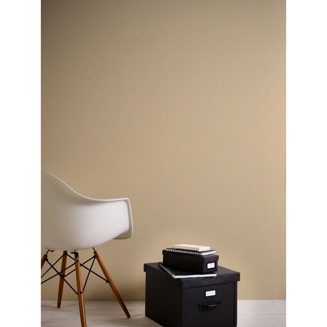 Beige Wandfarbe mit weißem Stuhl und schwarzen Boxen