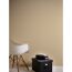 Beige Wandfarbe mit weißem Stuhl und schwarzen Boxen