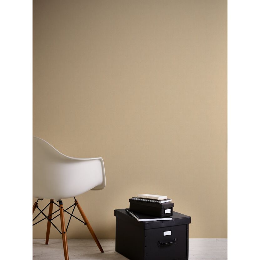 Beige Wandfarbe mit weißem Stuhl und schwarzen Boxen