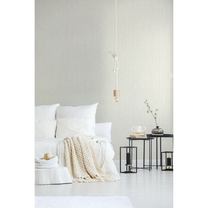 Schlafzimmer mit beiger Vliestapete "Shades of White" mit Streifenmuster