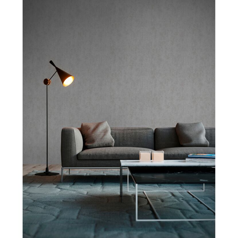 Wohnzimmer mit Sofa, Lampe und kleinem Tisch