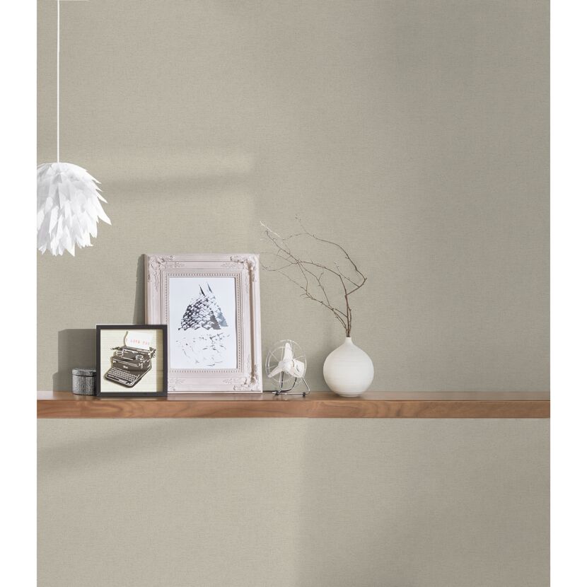 Beige Vliestapete Cuba Uni Leinen im Wohnraum