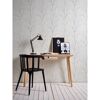 Arbeitsplatz mit grauer Tapete mit Astmuster