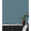 Blaue Tapete mit Vintagemuster an der Wand