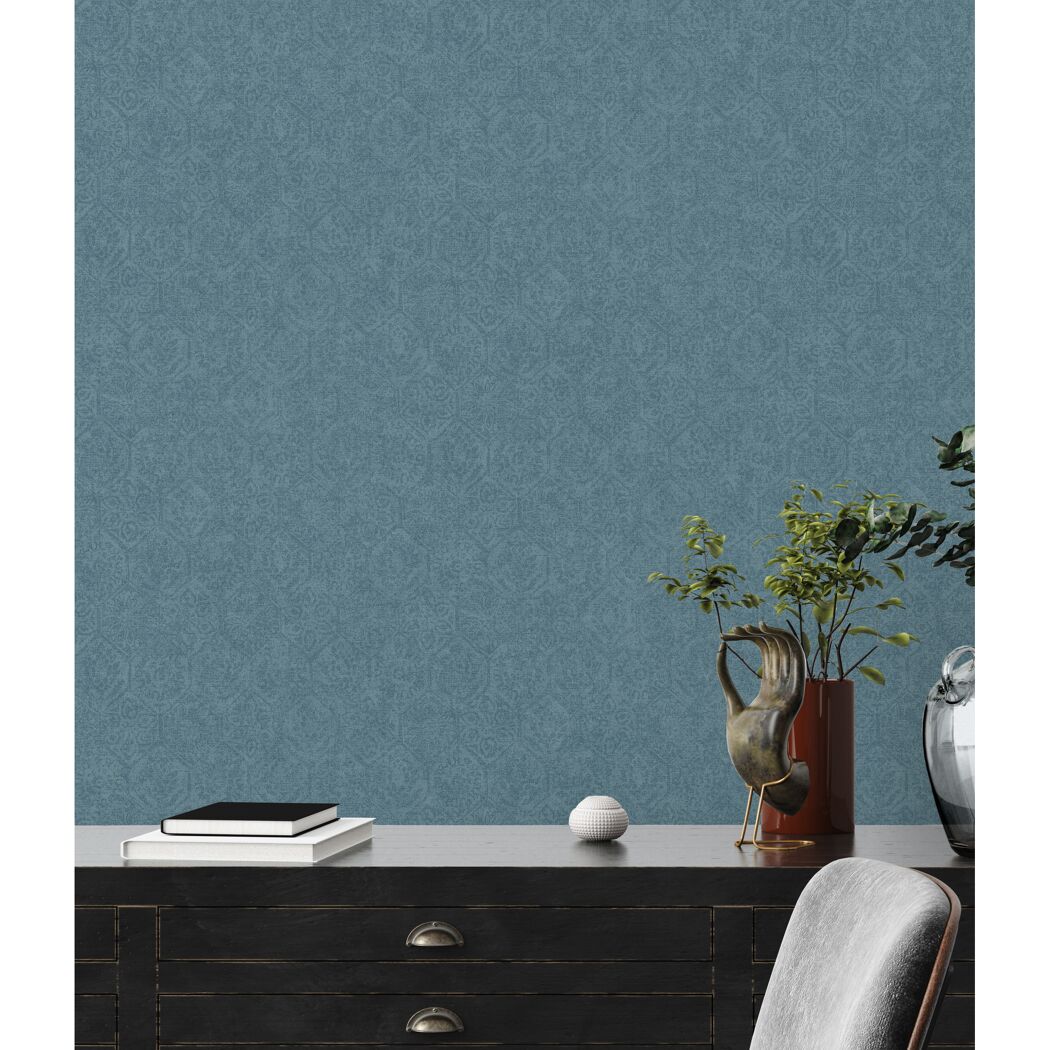 Blaue Tapete mit Vintagemuster an der Wand
