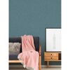 Wohnzimmer mit blauer Tapete im Vintagemuster