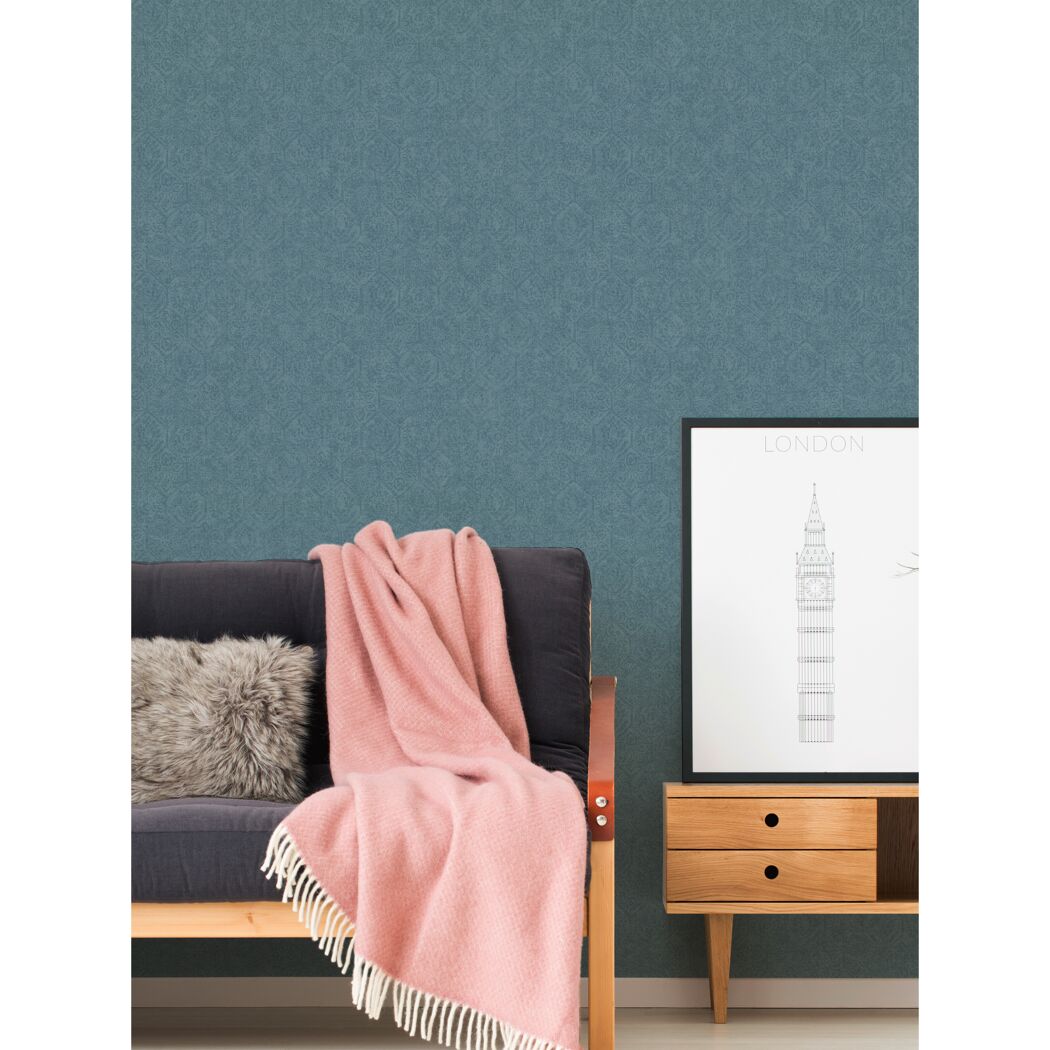 Wohnzimmer mit blauer Tapete im Vintagemuster