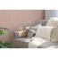 Sofa mit Kissen und Decke, daneben ein Beistelltisch mit Tasse