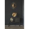 Schwarze Kommode mit goldener Vase und Spiegel an der Wand