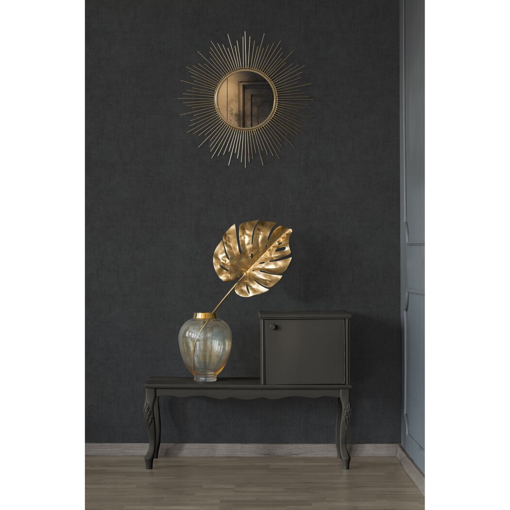 Schwarze Kommode mit goldener Vase und Spiegel an der Wand