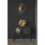 Schwarze Kommode mit goldener Vase und Spiegel an der Wand