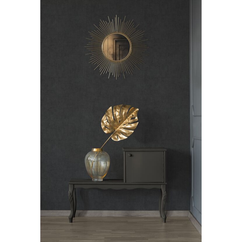 Schwarze Kommode mit goldener Vase und Spiegel an der Wand
