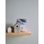 Deko-Häuser und gerahmtes Bild auf einem Wandregal