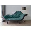 Grüne Chaiselongue mit Steppnähten und Stehlampe