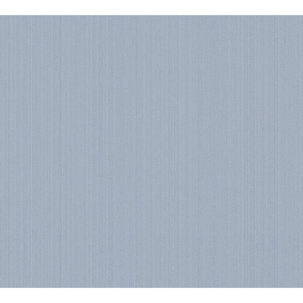 Blaue Vliestapete mit feiner Streifenstruktur