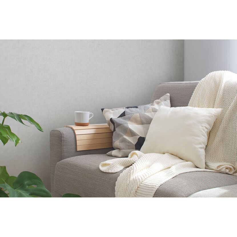 Gemütliches Sofa mit Kissen, Decke und Beistelltisch