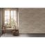 Fensterbank mit Deko, daneben marmorierte Wand