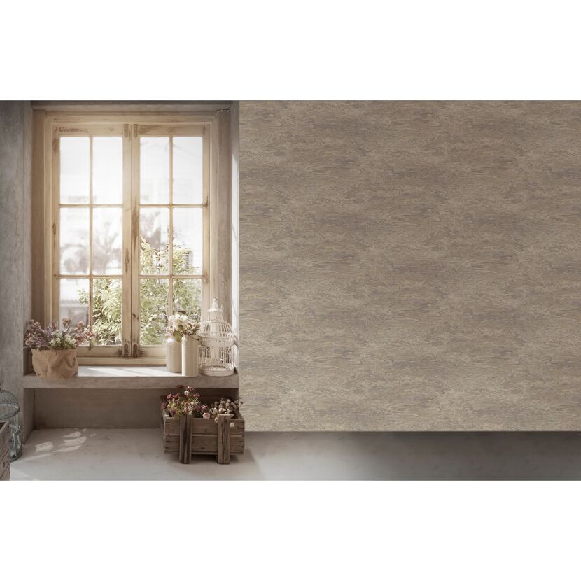 Fensterbank mit Deko, daneben marmorierte Wand