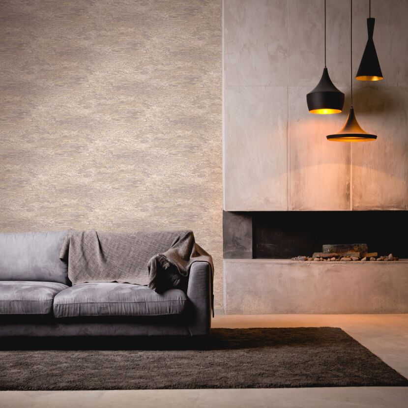 Wohnzimmer mit grauer Couch und Kamin