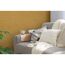 Wohnzimmer mit senffarbener Vliestapete und grauer Couch